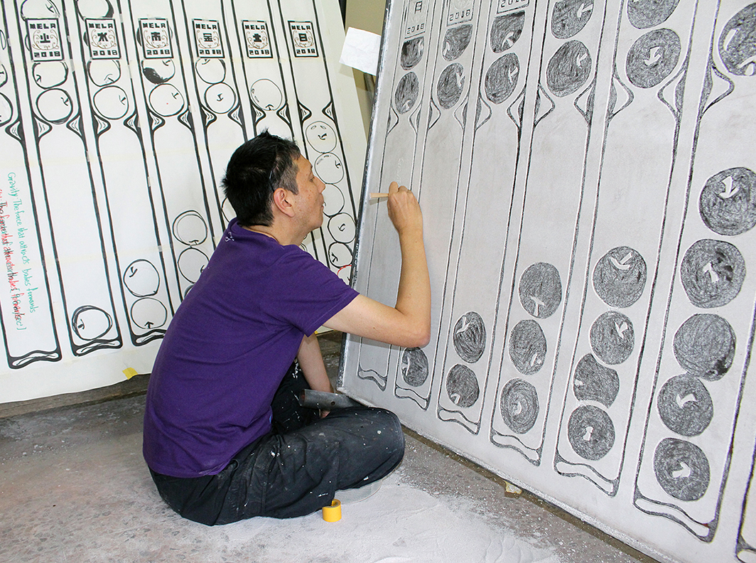 syuta mitomo al lavoro sul graffitto montemurro 2018