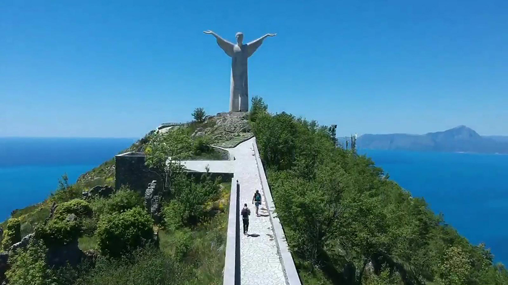 walk in maratea Cristo cielo e mare blu